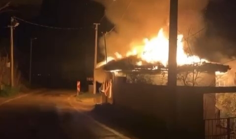 Bursa'da ahşap ev alevlere teslim oldu