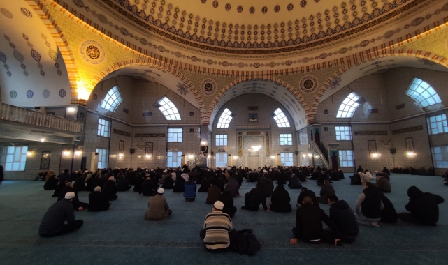 Bursa'da camilerde şehitler için dua edildi