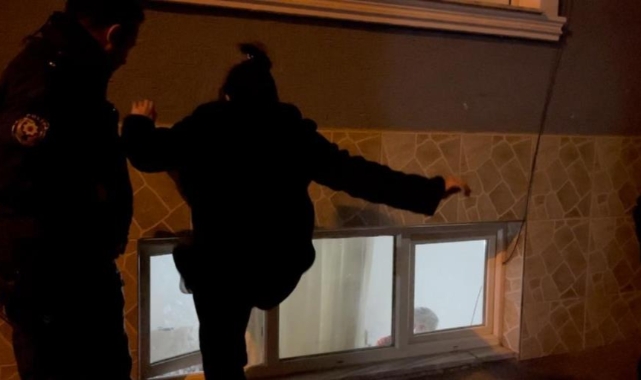 Bursa'da erkek arkadaşının evini bastı! Mahalleyi birbirine kattı