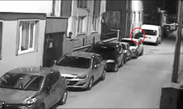 Bursa'da evi kundaklayan şüpheli güvenlik kamerasına yansıdı