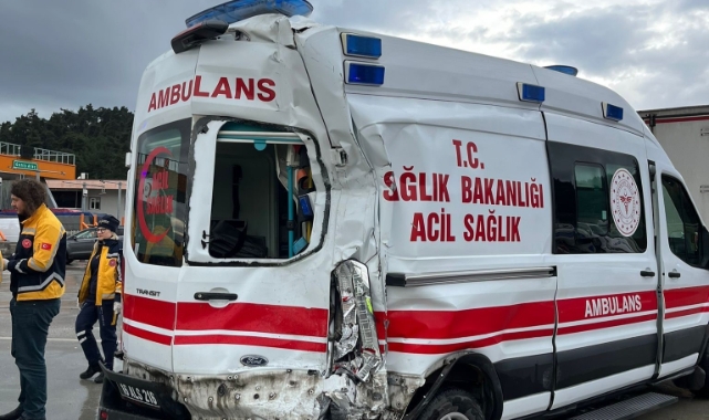 Bursa’da hastaneden dönen ambulansa TIR çarptı