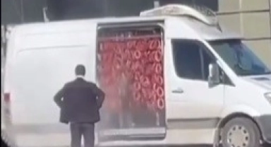 Bursa'da kamyonetteki sucukları tazyikli suyla yıkayan kişiler yakalandı
