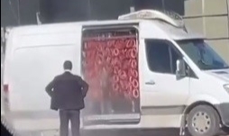 Bursa'da kamyonetteki sucukları tazyikli suyla yıkayan kişiler yakalandı