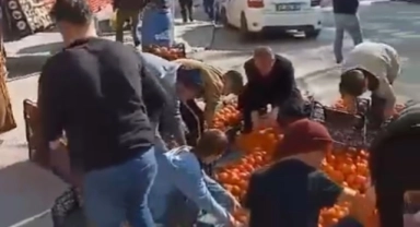Bursa’da kamyonetten dökülen mandalinalar için herkes seferber oldu