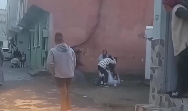 Bursa'da kızlar saç saça baş başa kavga etti