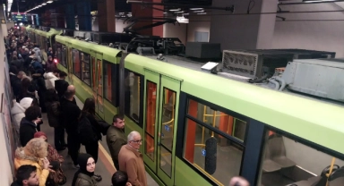Bursa'da metro bozuldu yolcular isyan etti!