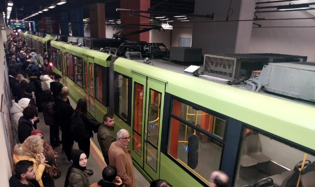 Bursa'da metro bozuldu yolcular isyan etti!