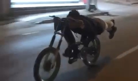 Bursa'da ölümle dans! Motosikleti yatarak kullandı