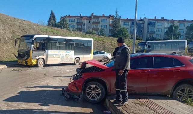 Bursa'da otobüs ile otomobil kafa kafaya çarpıştı! 1kişi yaralandı