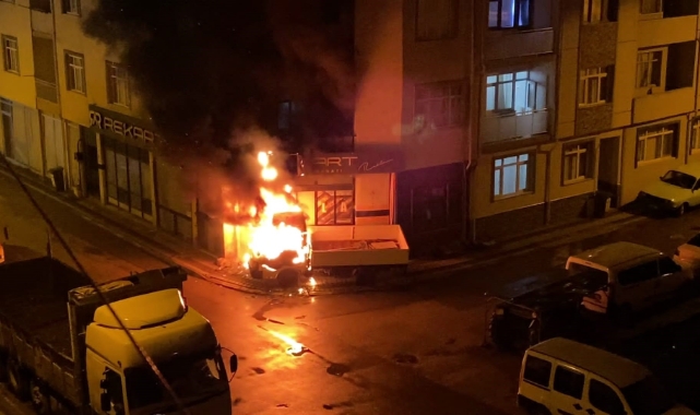 Bursa'da park halindeki kamyonet alev topuna döndü