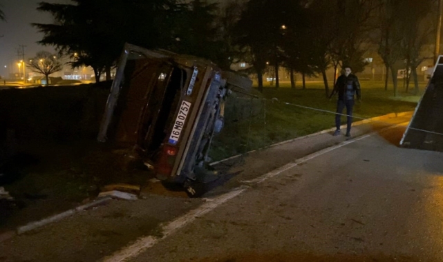 Bursa'da refüje çarpan otomobil takla attı: 1 yaralı