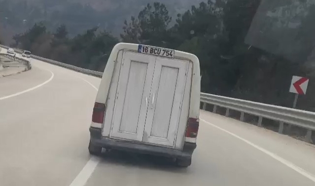 Bursa'da şaşırtan görüntü! Bagaj kapağını plastik kapı yaptı