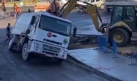 Bursa'da temizlik kamyonunun geçişi esnasında yol çöktü