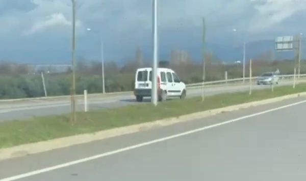 Bursa'da ters şeritten giden minivan faciaya davetiye çıkardı
