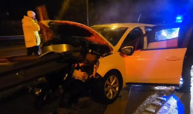 Bursa’da yağmurda kayan otomobil bariyerlere saplandı