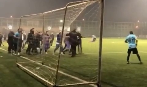 Bursa'da yeşil saha boks ringine döndü!