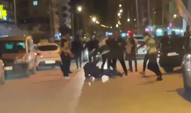 Bursa'da yol verme kavgası! Sokağı ringe çevirdiler