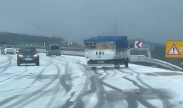 Bursa'da yollar buz tuttu, araçlar yolda kaldı
