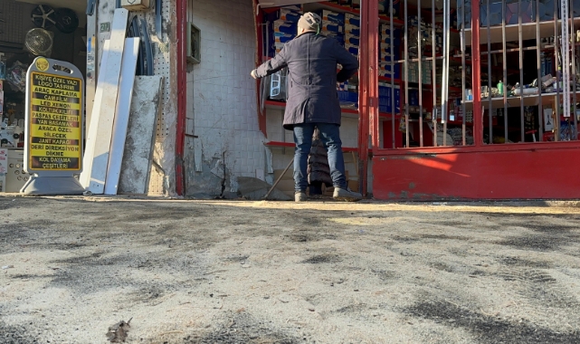 Bursa'da kontrolden çıkan otomobil dükkana daldı!