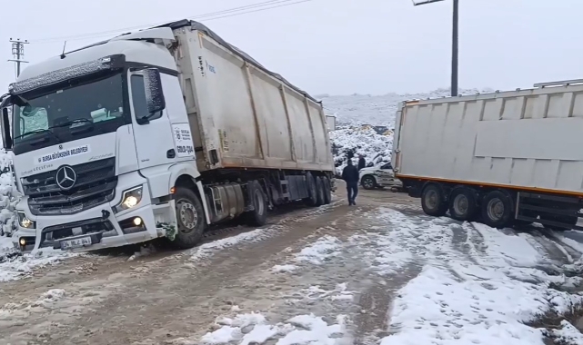 Bursa karayolunda kar esareti! TIR'lar yolda kaldı