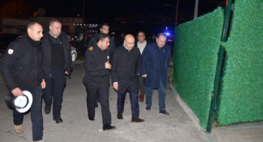 Bursa Valisi Demirtaş, yeni yıla kontrol noktasındaki polis ve askerler ile girdi