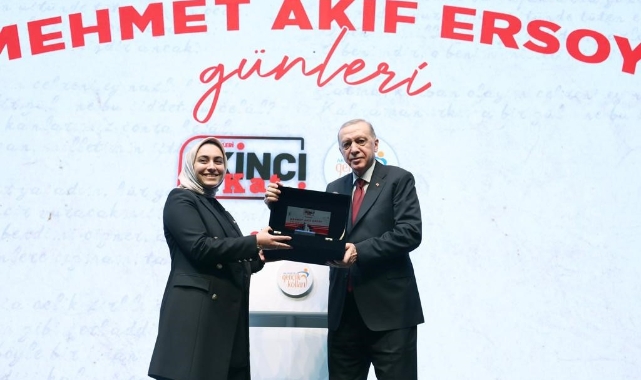 Bursalı Feyzanur Cumhurbaşkanından ödül aldı