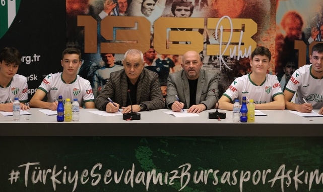 Bursaspor, 4 genç futbolcusunu profesyonel yaptı