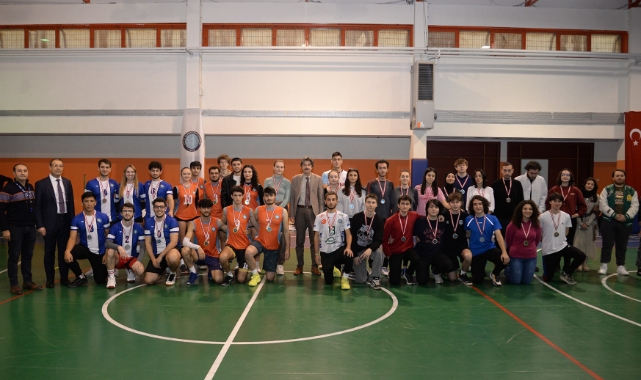 BUÜ başarılı sporcuları ödüllendirdi