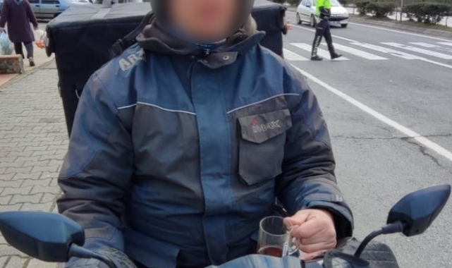 Çay içerek motosiklet kullanan sürücüye ceza