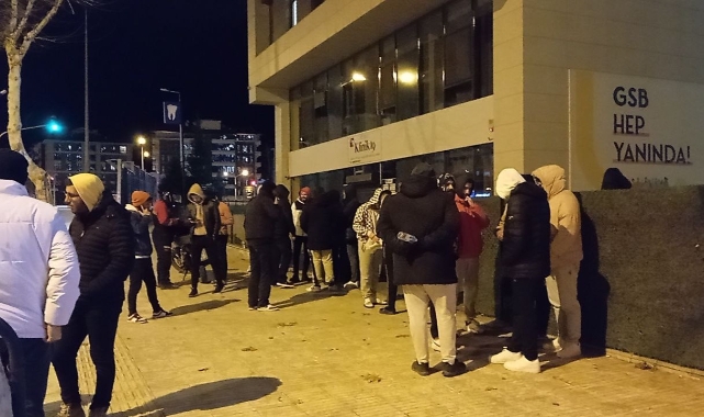Çorum'daki depremin ardından vatandaşlar sokağa indi