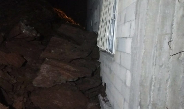 Dağdan kopan kaya parçaları evin üzerine düştü