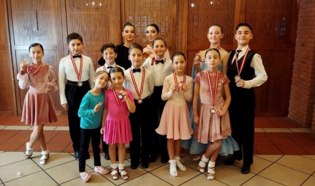 Dans topluluğu 15 madalyayla döndüler