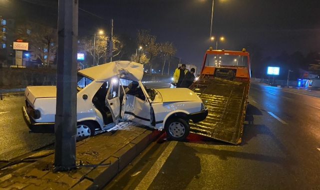 Direğe çarpan otomobil ortadan ikiye büküldü