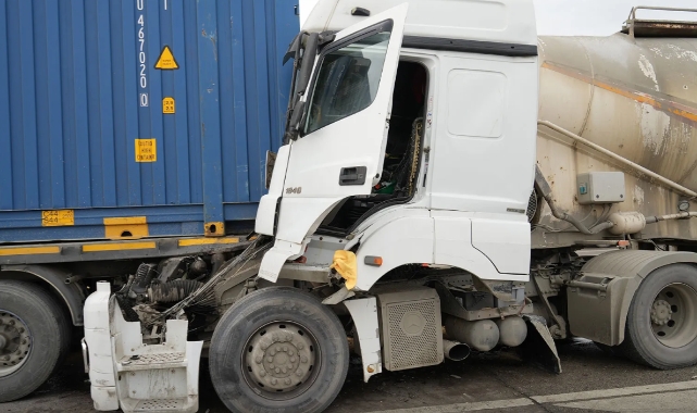 Direksiyon başında uyuyakalan beton mikseri şoförü dehşet saçtı: 2 yaralı