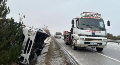 Direksiyon hakimiyetini kaybeden TIR devrildi
