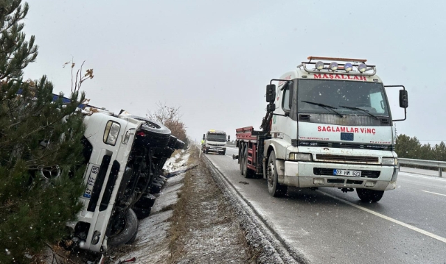 Direksiyon hakimiyetini kaybeden TIR devrildi