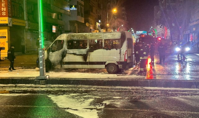 Diyarbakır’da yolcu minibüsü alev topuna döndü