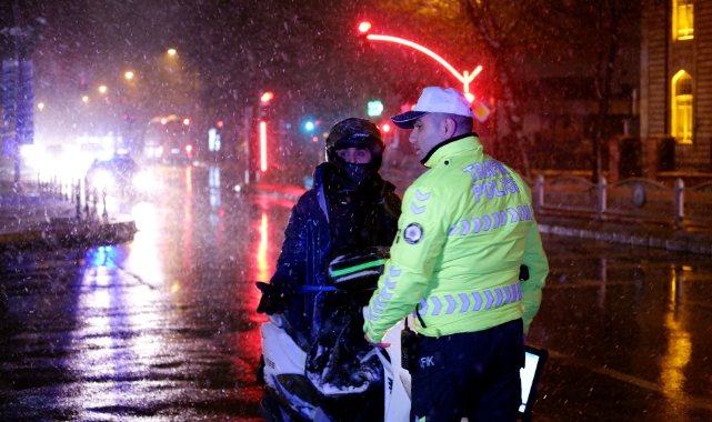 Edirne'de kar yağışı nedeniyle trafiğe çıkmaları yasaklanan motorlara denetim