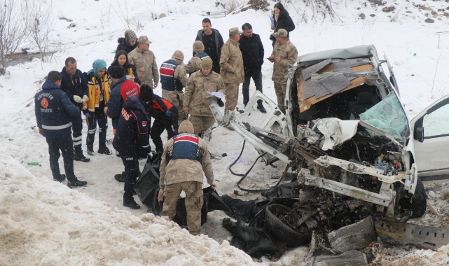 Erzincan’da feci kaza! 1 ölü, 6’ı asker 9 yaralı