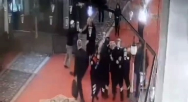 Fatih Camii'ndeki bıçaklı saldırı anı kamerada