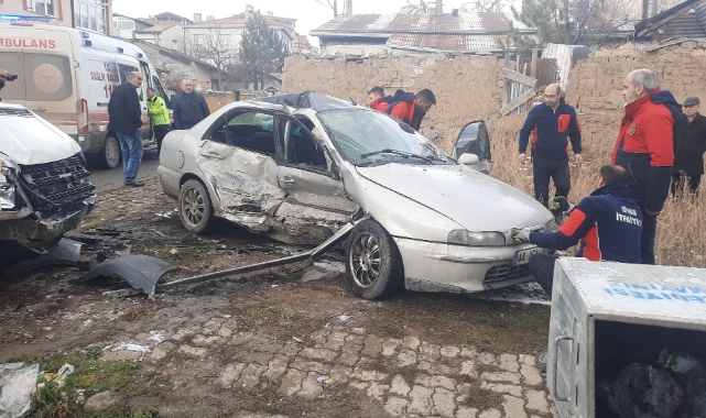 Feci kaza! Kargo minibüsü otomobile çarptı