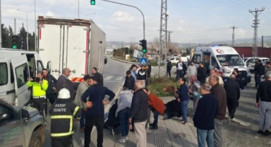 Feci kaza! Minibüs kamyonla çarpıştı