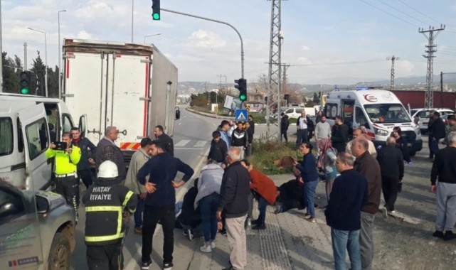Feci kaza! Minibüs kamyonla çarpıştı