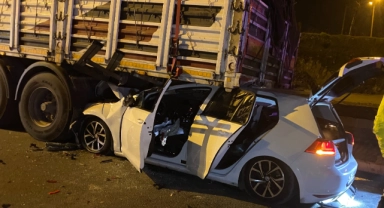 Feci kaza! Otomobil TIR'ın altına girdi