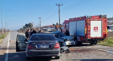 Feci kaza! Otomobiller kavşakta çarpıştı