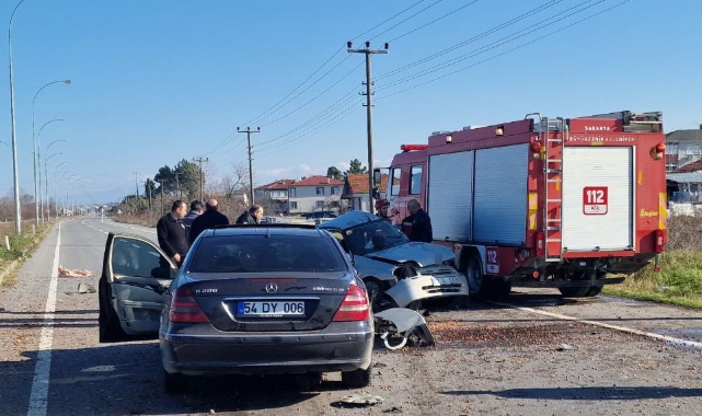Feci kaza! Otomobiller kavşakta çarpıştı