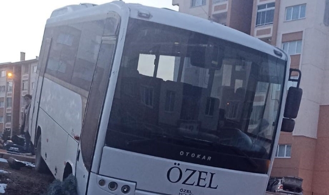Freni patladı! Ağacı devirerek durabildi