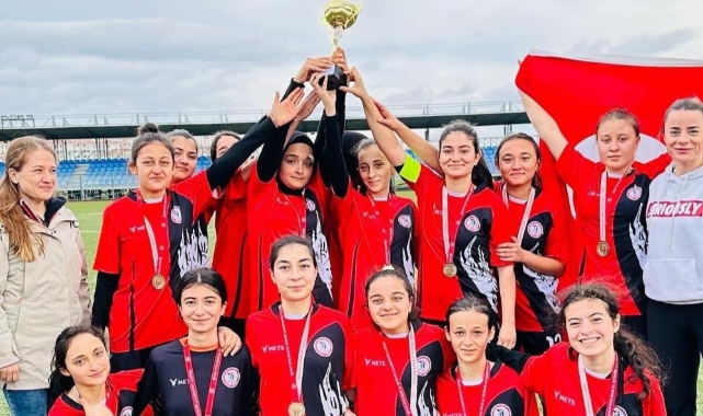 Gedizli kızlar futbolda il birincisi oldu
