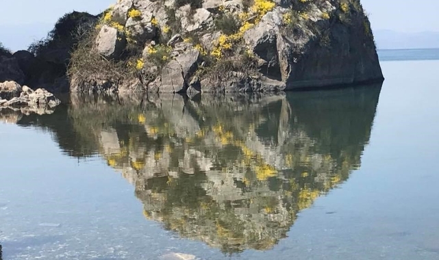 Göle yansıyan kayada şok eden figür!