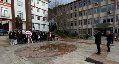 Polisler gazetecilerle dayanışma örneği gösterdi